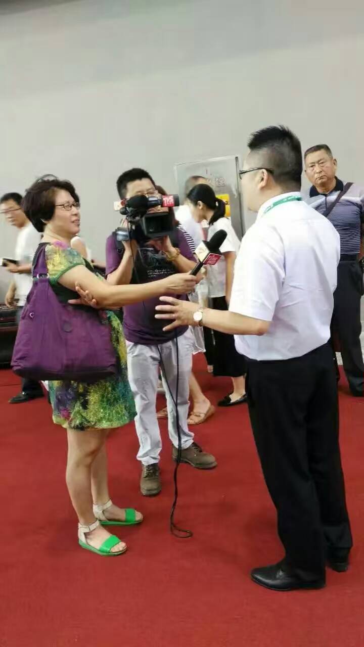 廣東電視臺正在采訪漆強化工總經理張總