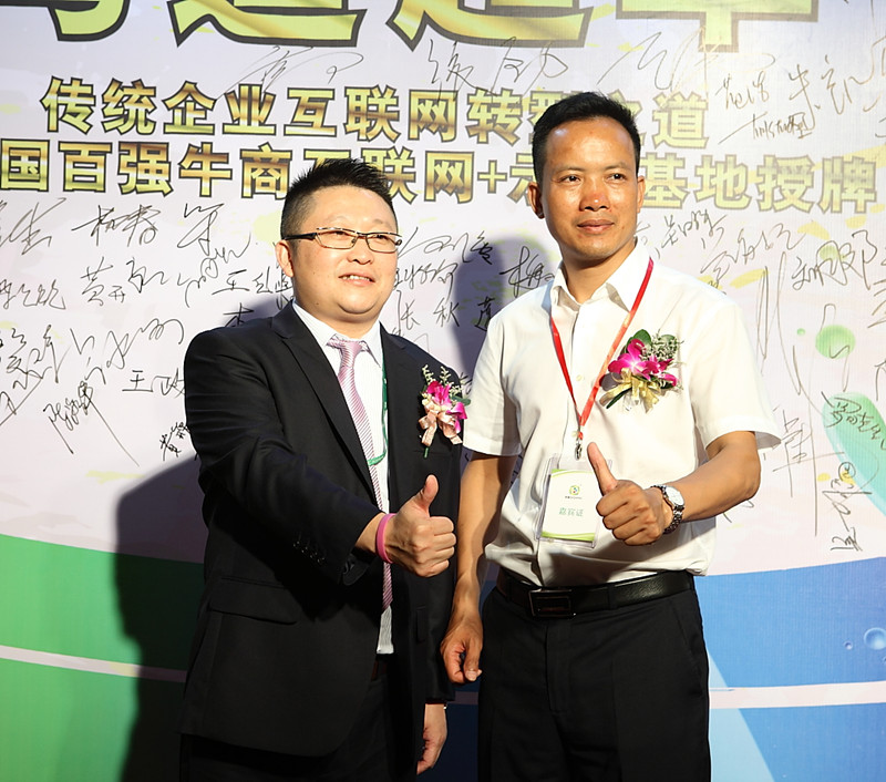 漆強總經理張總(左)和單仁集團佛山分公司總經理葉秋沃(右) 漆強總經理張總(左)和單仁集團佛山分公司總經理葉秋沃(右)