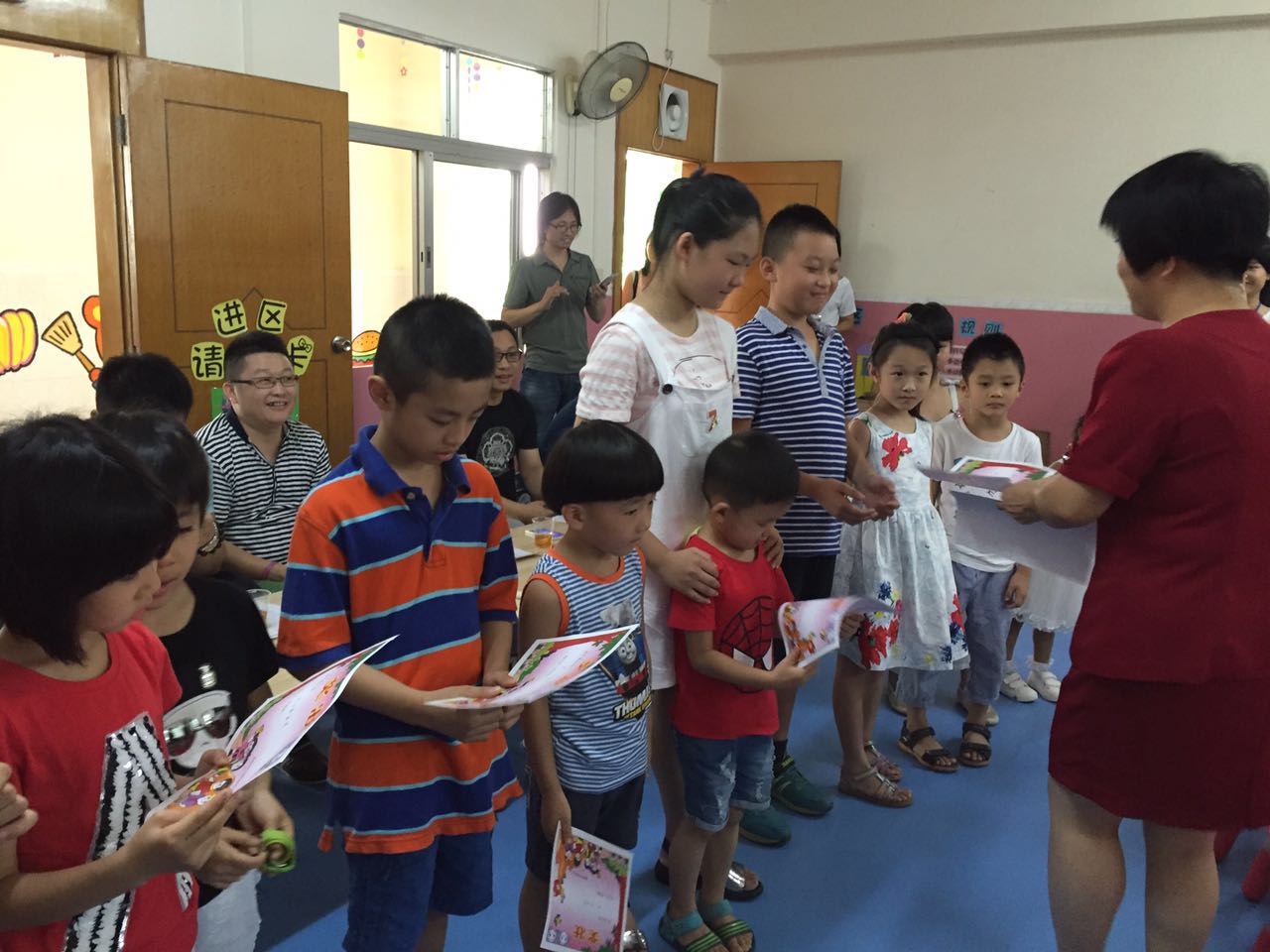 羅定市殘疾人聯(lián)合會(huì)吳理事長為獻(xiàn)愛心的孩子們頒發(fā)獎(jiǎng)狀,以資鼓勵(lì) 羅定市殘疾人聯(lián)合會(huì)吳理事長為獻(xiàn)愛心的孩子們頒發(fā)獎(jiǎng)狀,以資鼓勵(lì)