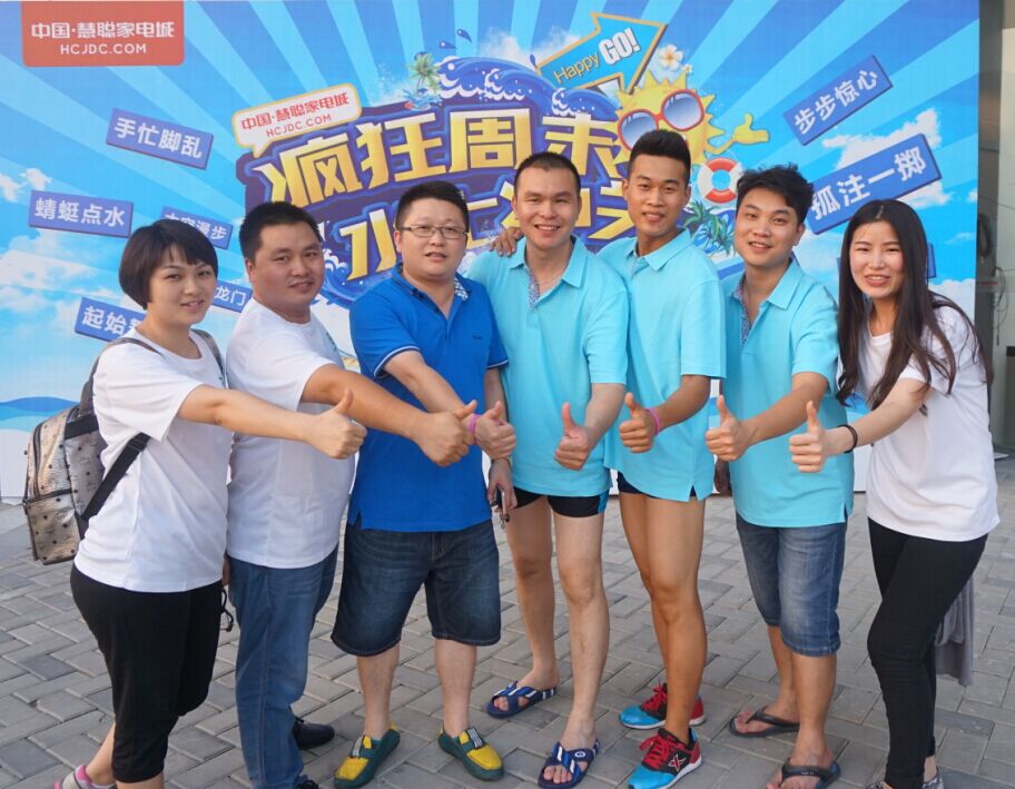 漆強化工總經理為參加水上沖關的隊員加油2 漆強化工總經理為參加水上沖關的隊員加油2