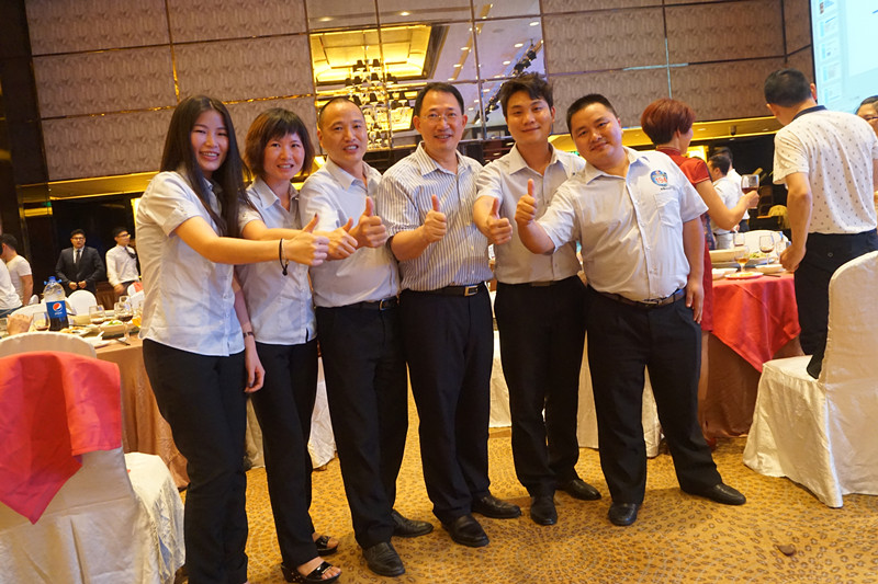 漆強化工網絡團隊與CCTV-2 央視財經評論員、單仁資訊集團董事長單仁合影(右三) 漆強化工網絡團隊與CCTV-2 央視財經評論員、單仁資訊集團董事長單仁合影(右三)