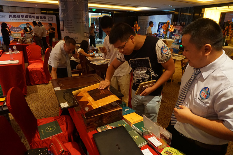 漆強化工為參展客戶講解產品 漆強化工為參展客戶講解產品