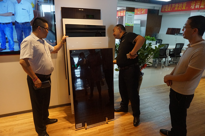 客戶細心觀賞漆強亮光漆樣板 客戶細心觀賞漆強亮光漆樣板