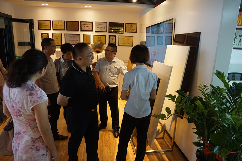 家居產(chǎn)業(yè)鏈執(zhí)行會長李江先生一行人蒞臨漆強化工參觀指導 家居產(chǎn)業(yè)鏈執(zhí)行會長李江先生一行人蒞臨漆強化工參觀指導