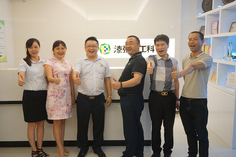 和家居產(chǎn)業(yè)鏈執(zhí)行會長李江先生(右三)一行人合影 和家居產(chǎn)業(yè)鏈執(zhí)行會長李江先生(右三)一行人合影