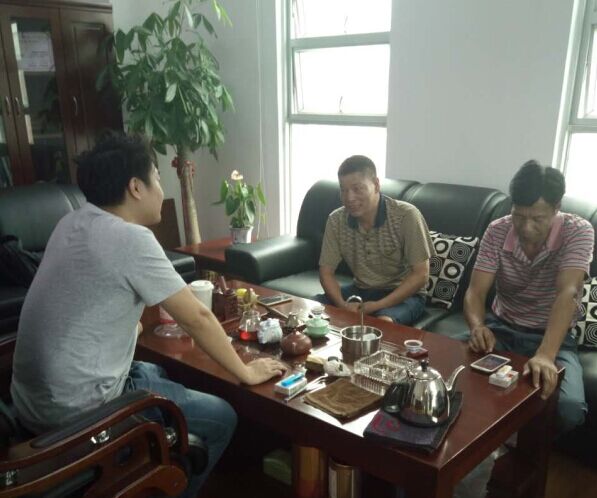 漆強(qiáng)化工業(yè)務(wù)蘇經(jīng)理(左)與江西南康客戶(右) 漆強(qiáng)化工業(yè)務(wù)蘇經(jīng)理(左)與江西南康客戶(右)