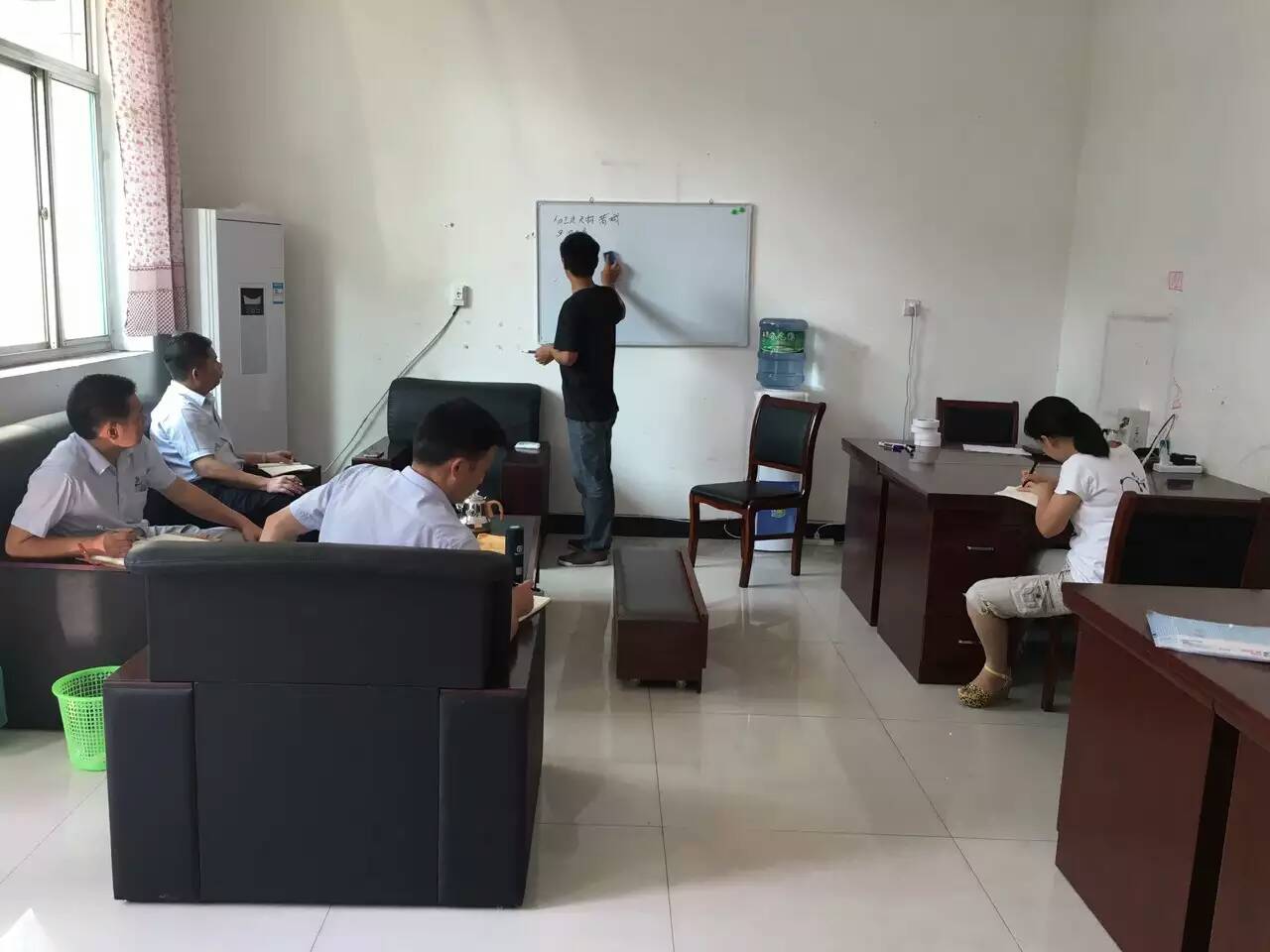 戴老師為漆強外省業務經理進行經銷商服務培訓 戴老師為漆強外省業務經理進行經銷商服務培訓