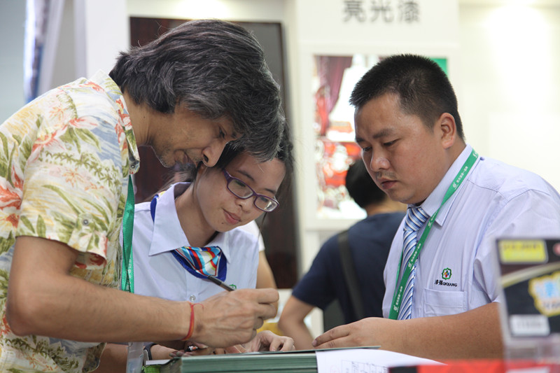 漆強(qiáng)化工家具廠在廣博會(huì)接待浙江客戶(hù)場(chǎng)面 漆強(qiáng)化工家具廠在廣博會(huì)接待浙江客戶(hù)場(chǎng)面