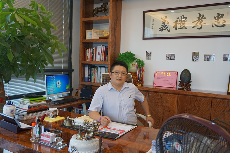 漆強(qiáng)化工家具漆廠家總經(jīng)理張文先生 漆強(qiáng)化工家具漆廠家總經(jīng)理張文先生