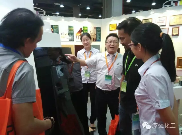 漆強化工亮光漆廠家中博會現場
