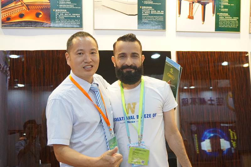 漆強化工攜“可以當鏡子”的亮光漆閃耀智慧建材家居展