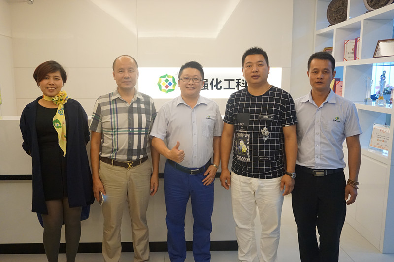 漆強化工張總和湖南商會家具協(xié)會李會長一行人合影 漆強化工張總和湖南商會家具協(xié)會李會長一行人合影