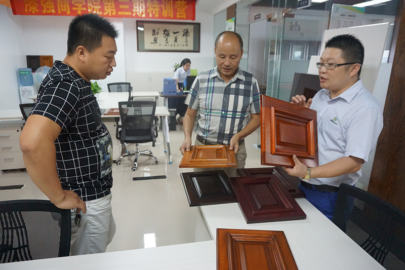 李會長和周理事被漆強水性漆所做的產(chǎn)品效果所吸引 李會長和周理事被漆強水性漆所做的產(chǎn)品效果所吸引