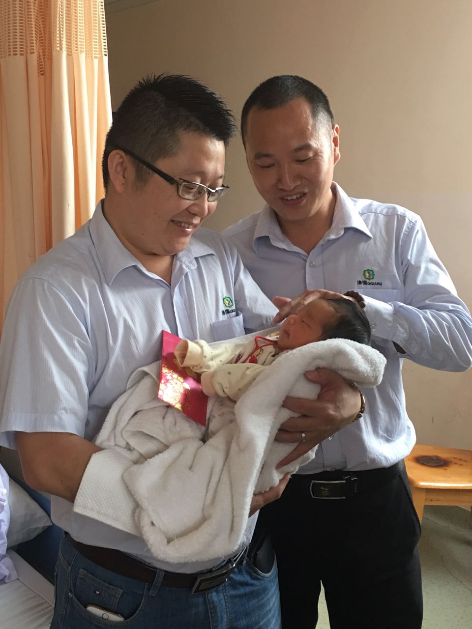 漆強化工總經理張文探望員工 漆強化工總經理張文探望員工