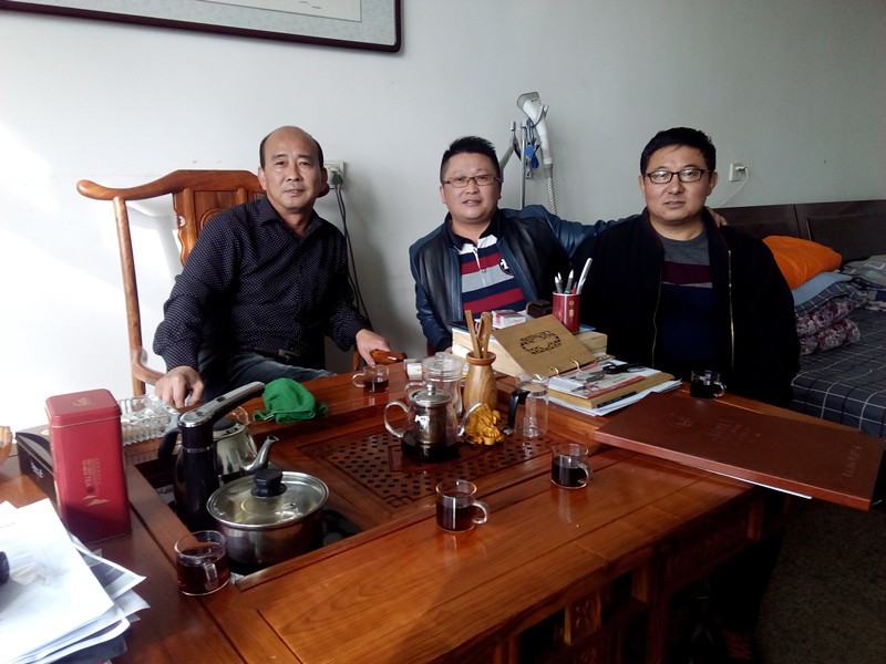 漆強化工總經理張文(中)與河北正定漆豐總代理房志堅(右) 漆強化工總經理張文(中)與河北正定漆豐總代理房志堅(右)