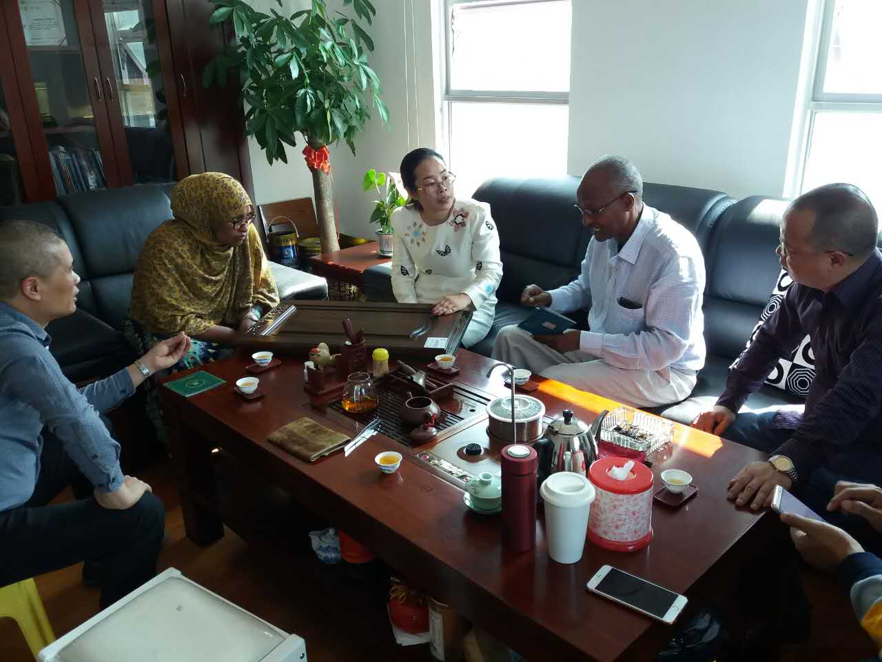 mohamud一行人來到了漆強化工生產基地參觀指導 mohamud一行人來到了漆強化工生產基地參觀指導