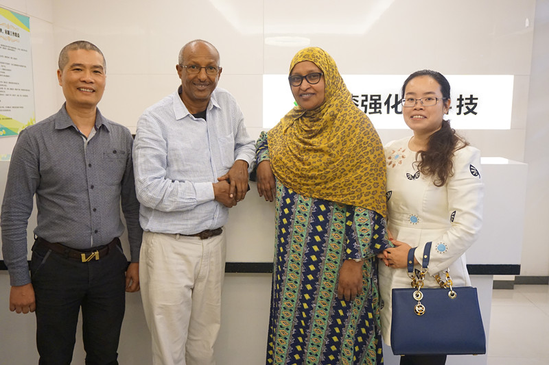 銷售經理黃茂勝(左一) mohamud(左二)一行人合影 銷售經理黃茂勝(左一) mohamud(左二)一行人合影