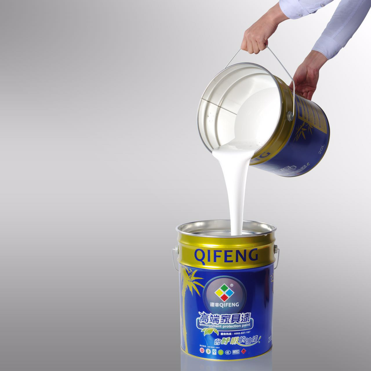 倒白色油漆 倒白色油漆
