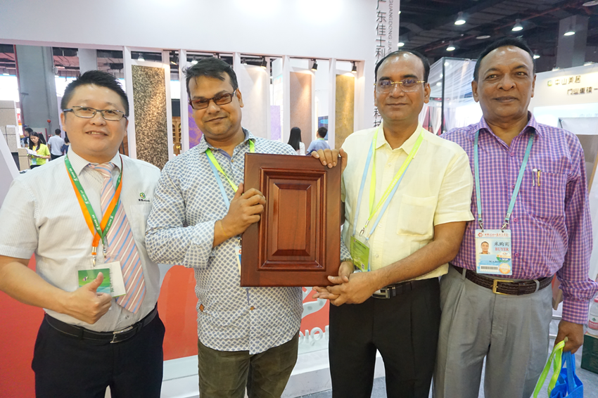 與國外客戶合照 與國外客戶合照