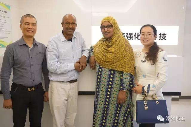 與國外客戶合照 與國外客戶合照